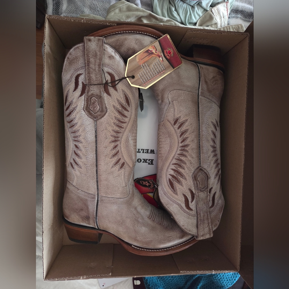 Womens cowboy boots size 10
